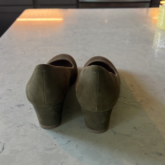 Talbots suede moss green pumps - Picture 3 of 6